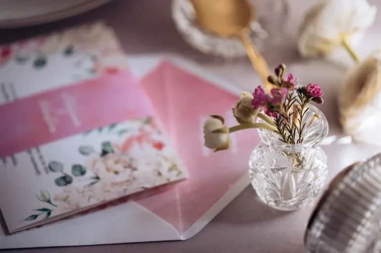 Czy goście kupują kwiaty na chrzest? Odkryj znaczenie tej tradycji