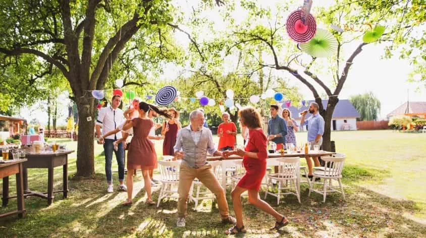 Impreza w stylu PRL wystrój – stwórz niezapomnianą atmosferę retro