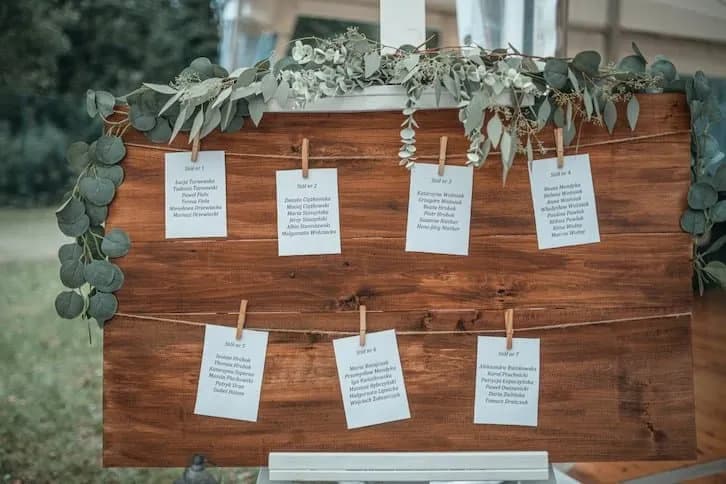 Jak zrobić tablicę gości weselnych, by uniknąć chaosu w organizacji