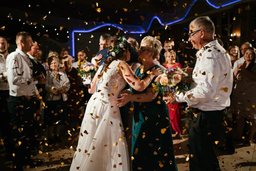 Jakie prezenty dla rodziców na weselu, które wywołają wzruszenie?