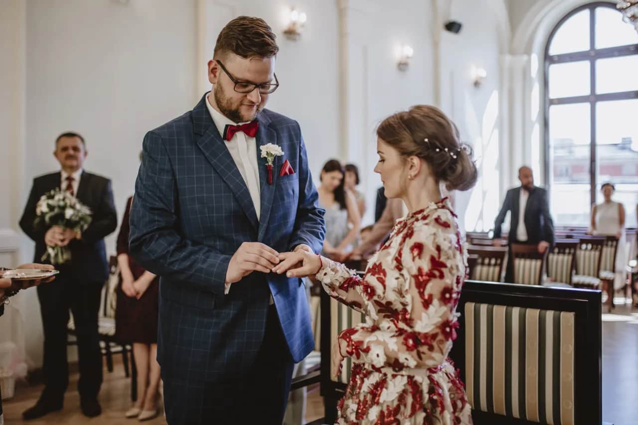 Jakie kolory sukienki do ślubu cywilnego, by wyglądać zjawiskowo?