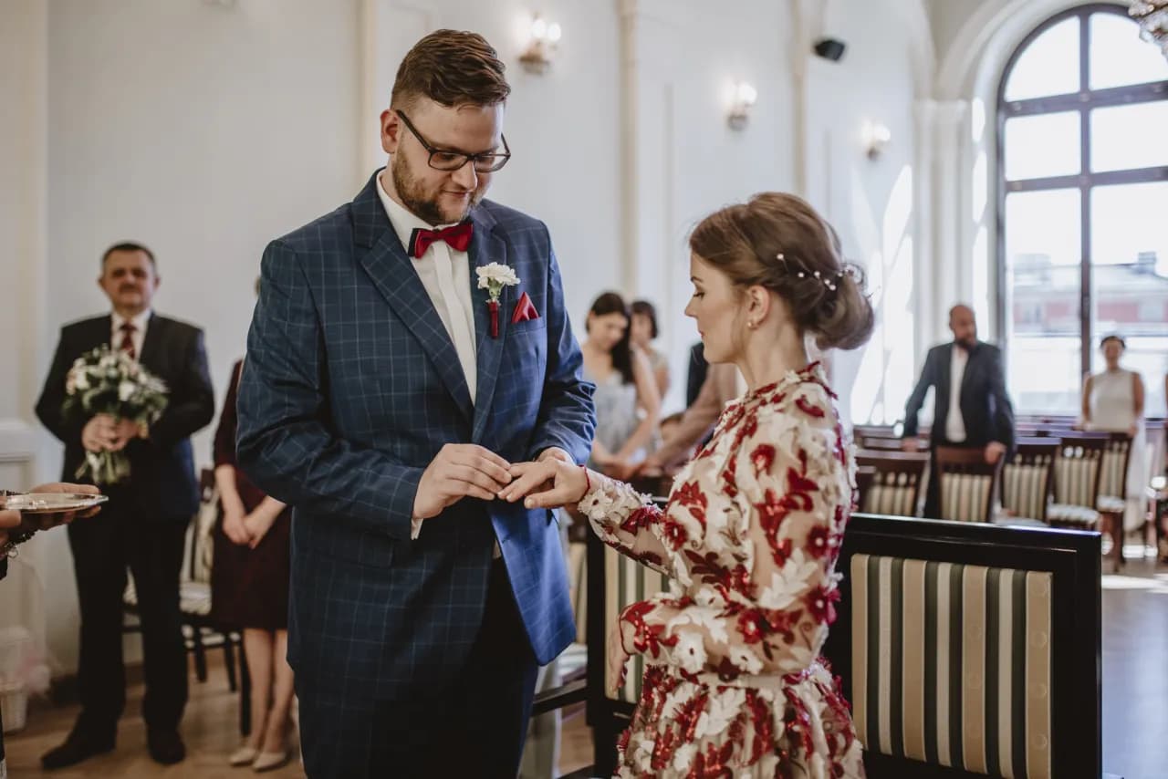 Jakie kolory sukienki do ślubu cywilnego, by wyglądać zjawiskowo?