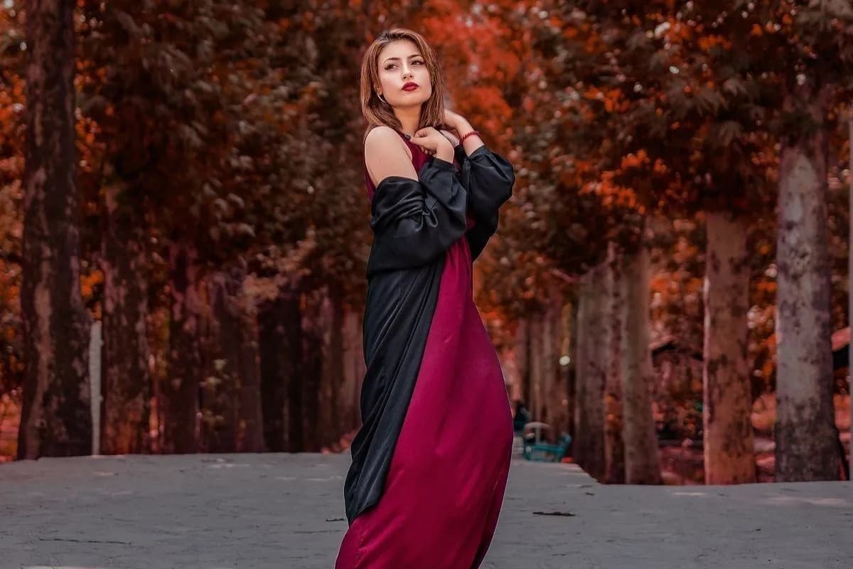 Idealne dodatki do bordowej sukienki na wesele, aby błyszczeć