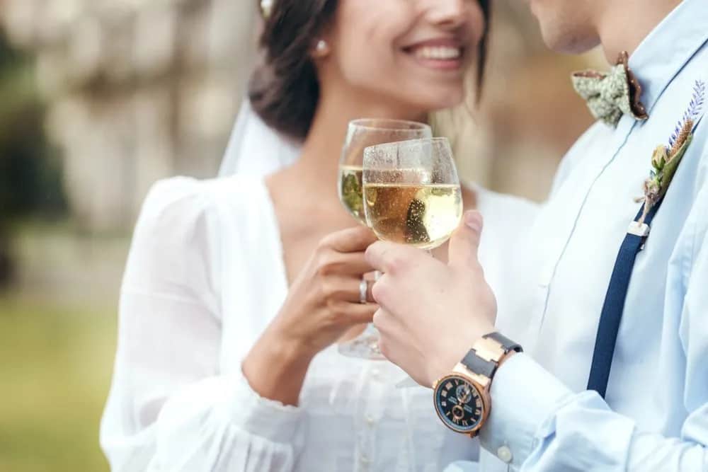 Ile kupić wina na wesele, aby uniknąć niedoboru i zaskoczyć gości