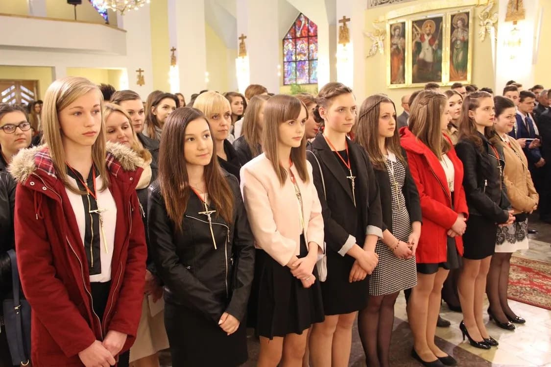 W co się ubrać na bierzmowanie jako gość, aby uniknąć faux pas?