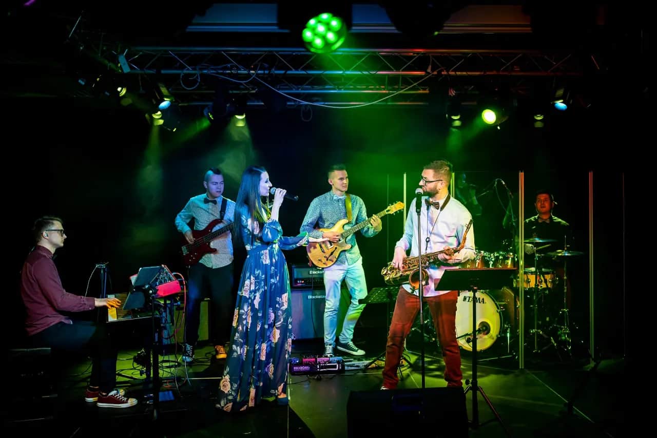 Ile kosztuje wynajęcie zespołu disco polo na wesele? Ceny i wskazówki