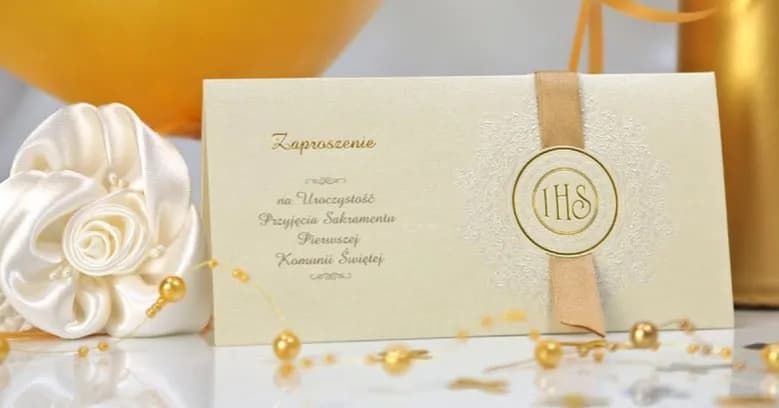 Jak wypisać zaproszenie na komunię dla matki chrzestnej, które wzruszy?