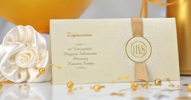 Jak wypisać zaproszenie na komunię dla matki chrzestnej, które wzruszy?