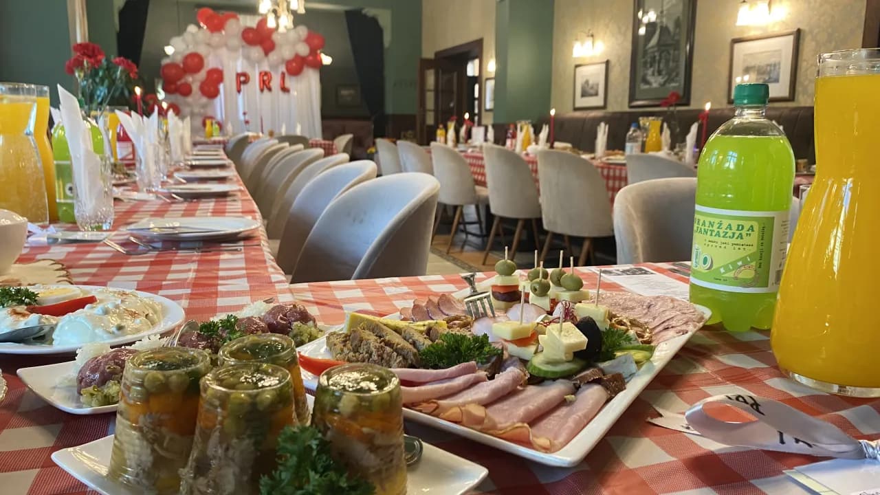 Impreza w stylu PRL kuchnia: Smaki, które przeniosą w czasie