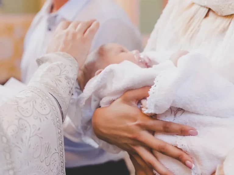 Ile daje się na chrzest jako gość? Odkryj ważne normy i kwoty