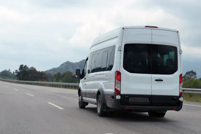 Jak zorganizować transport gości na wesele bez stresu i problemów