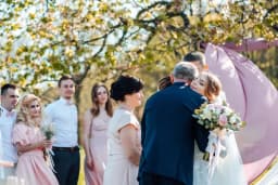 Co wpisać do księgi gości weselnych od rodziców, by wzruszyć?