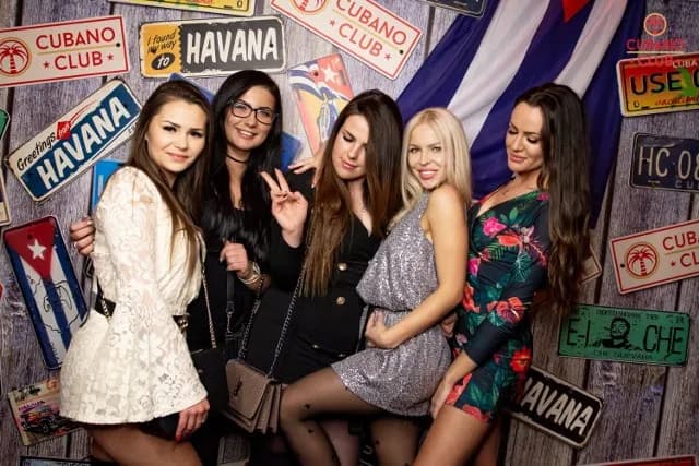 Strój na imprezę w stylu latino – kolorowe inspiracje i porady