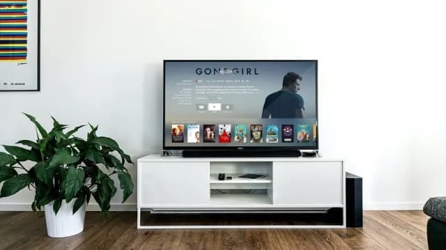 Gdzie można obejrzeć film gość online? Sprawdź najlepsze opcje!