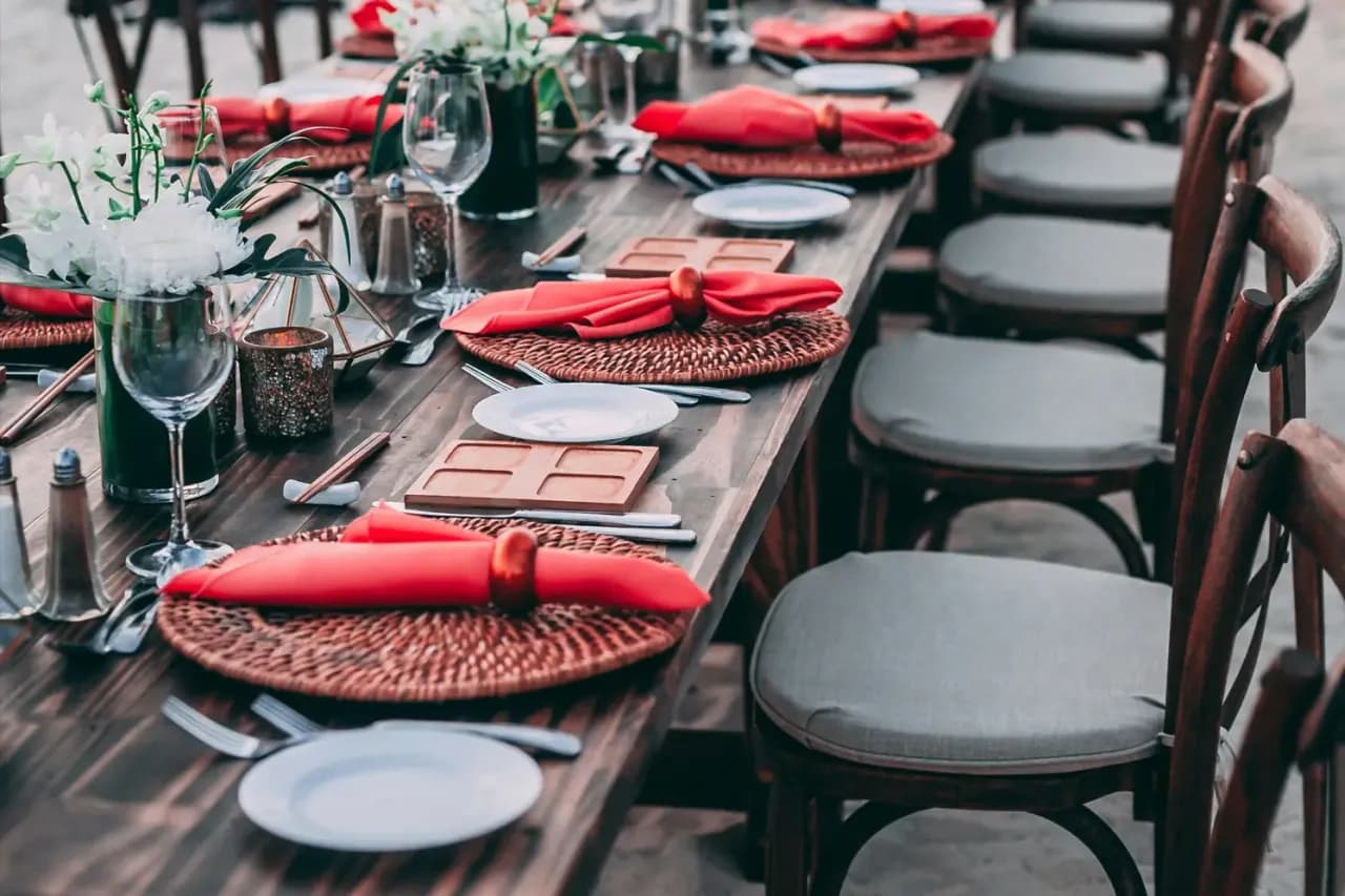 Jak składać serwetki na wesele, aby zachwycić gości elegancją