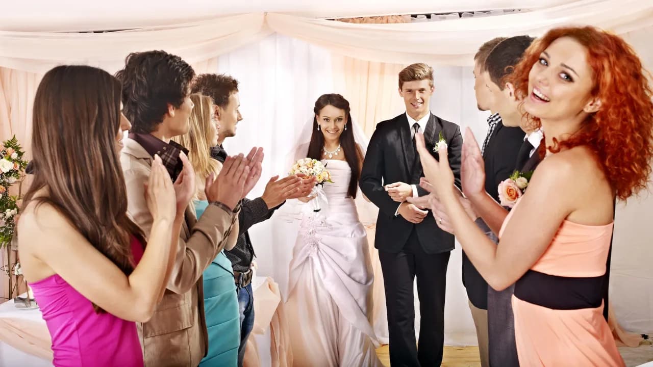 Czy można założyć białą sukienkę na wesele? Zasady i wyjątki